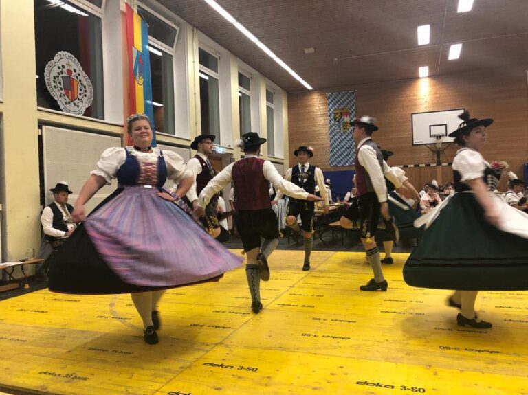 Volkstanzkurs Plattler und Deandldrahn · Bild 1