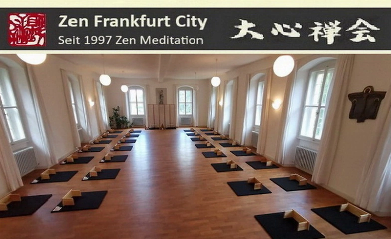 Zen Meditation im Kloster. Thema: Zen Glück Zufriedenheit · Bild 1