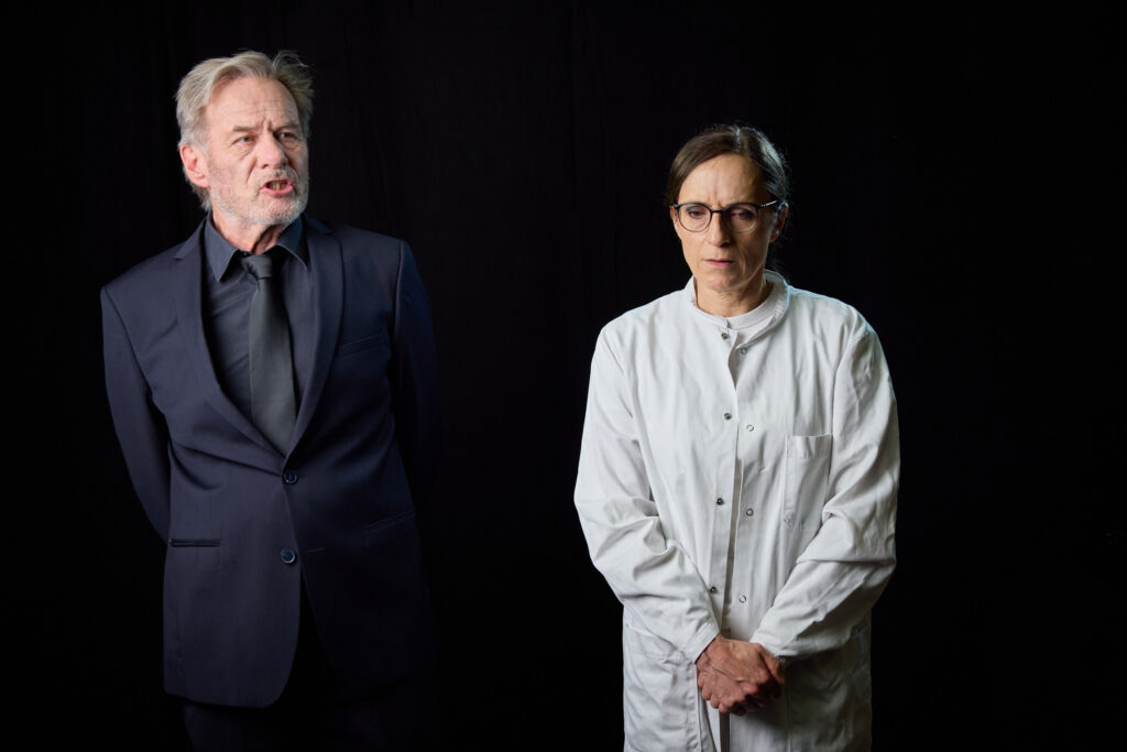 Ensemble „Brettgeflüster“ präsentiert „Galéna – Die weiße Krankheit“ (nach Karel Čapek) · Bild 1
