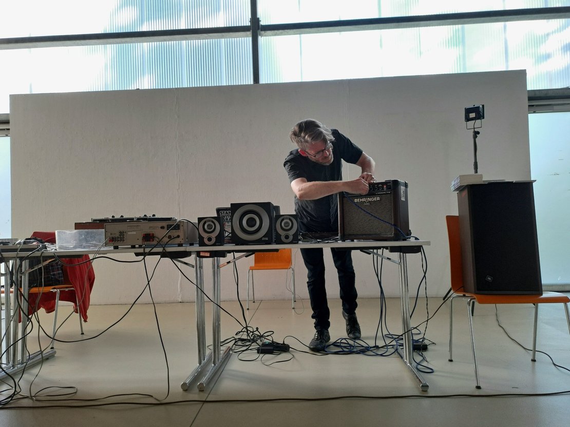 noises & voices · Bild 1