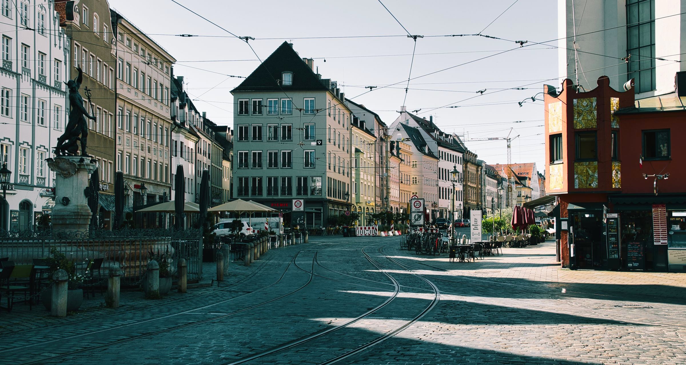 Historische Straßenszene in Augsburg für lokale Veranstaltungen