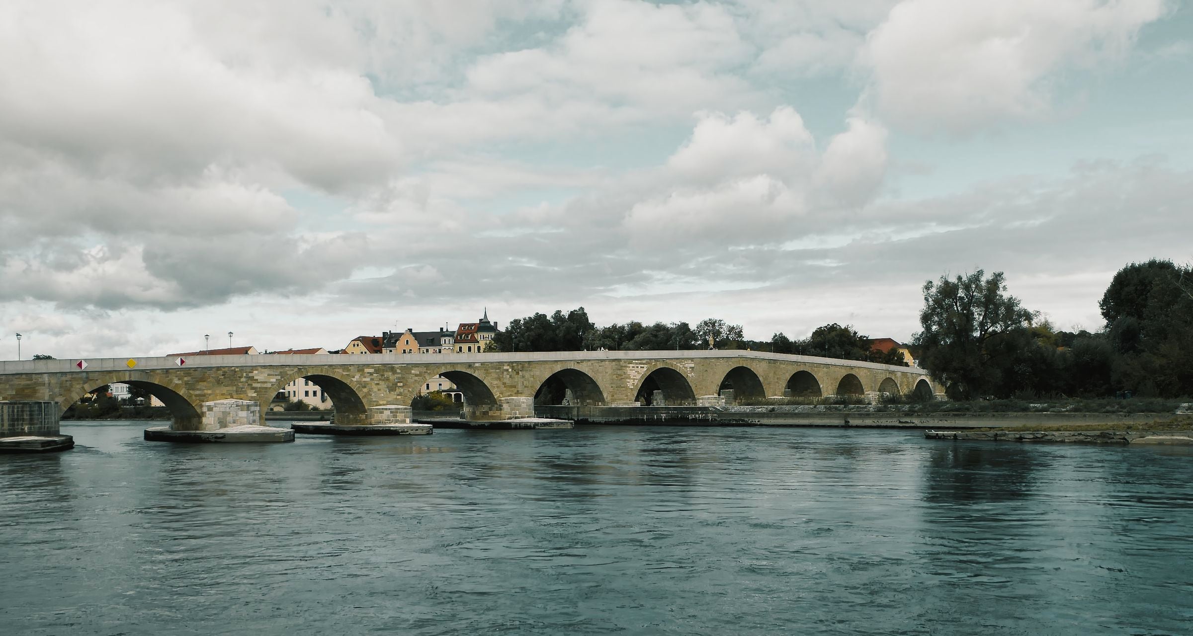 Regensburg an der Donau mit historischer Brücke als Eventstadt in Bayern
