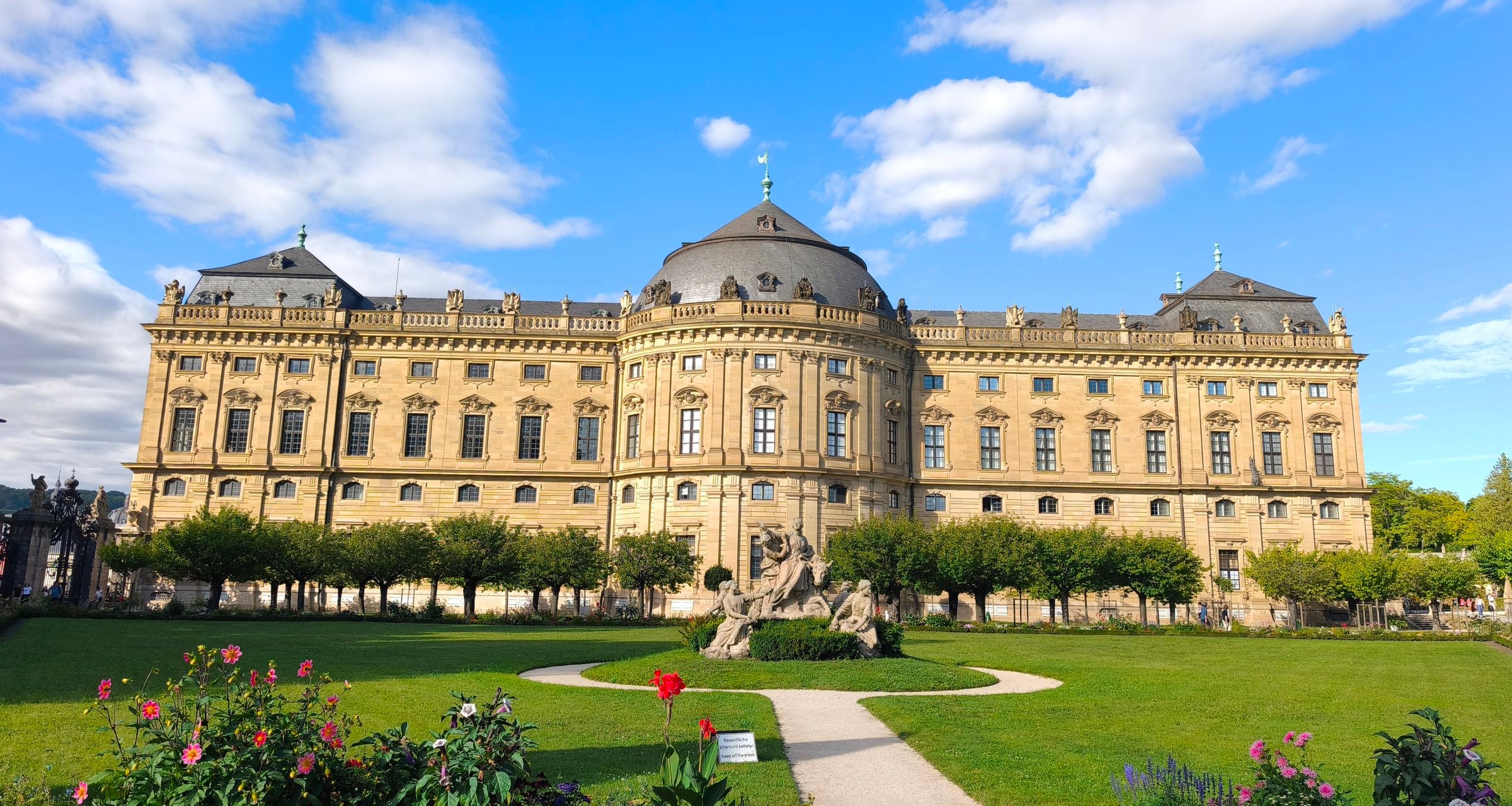 Würzburger Stadtmotiv mit historischer Architektur für Eventseiten