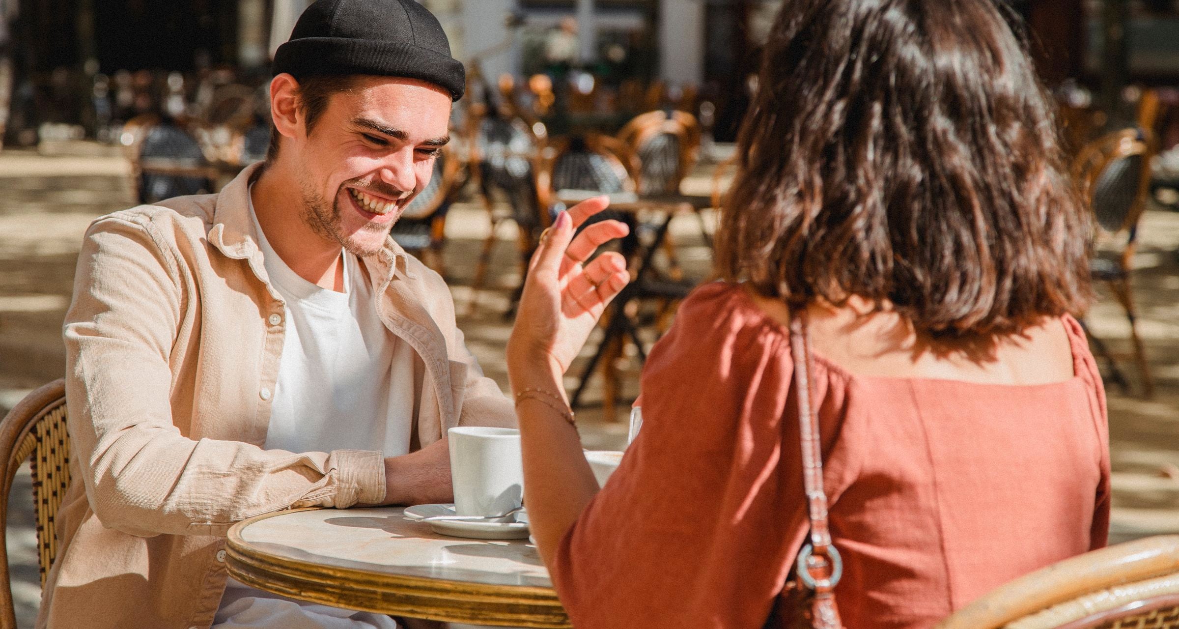 Zwei Menschen bei einem ruhigen Café-Date