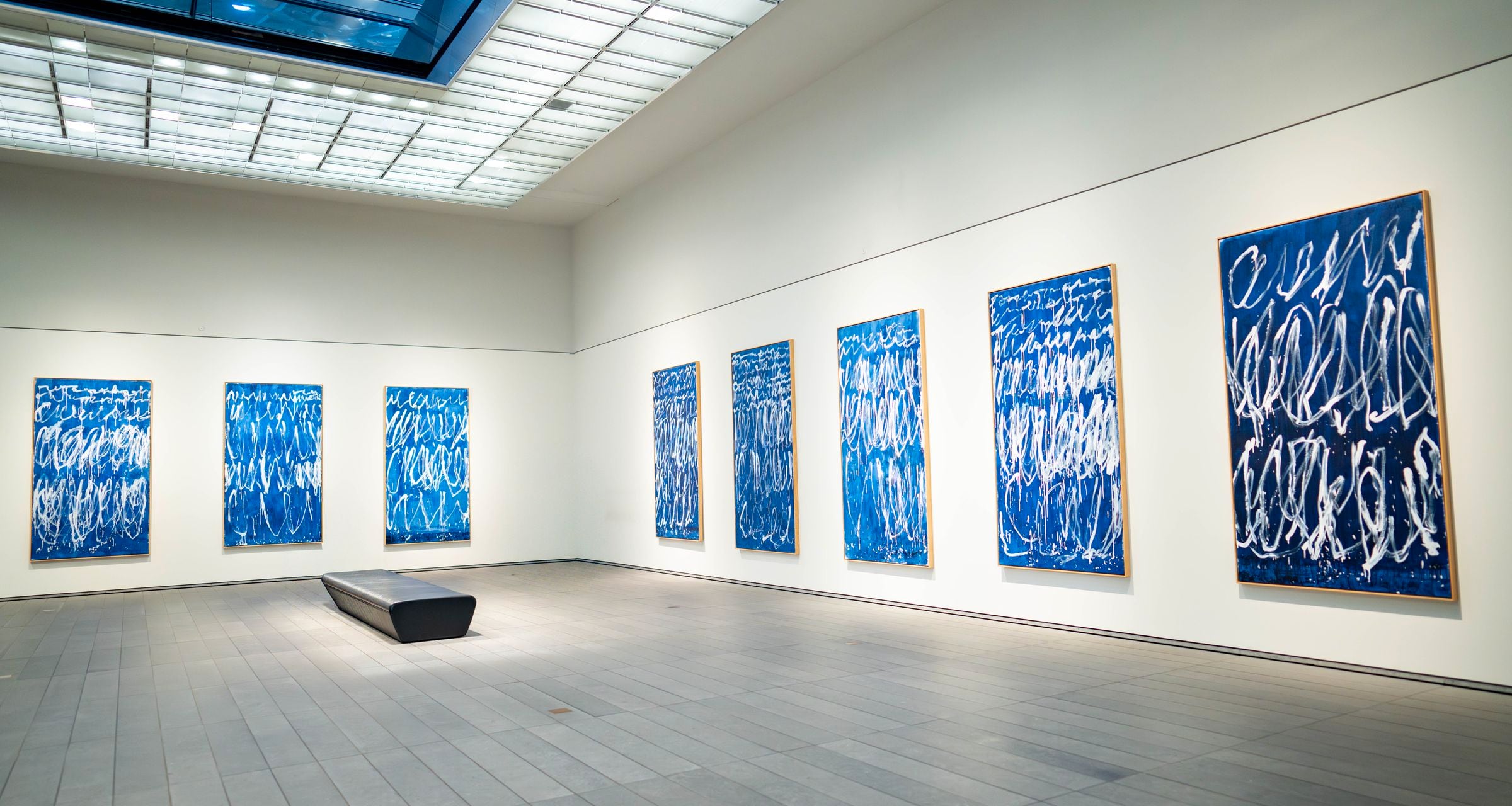 Moderne Galerie mit großformatiger Kunst als Ausstellungsstimmung