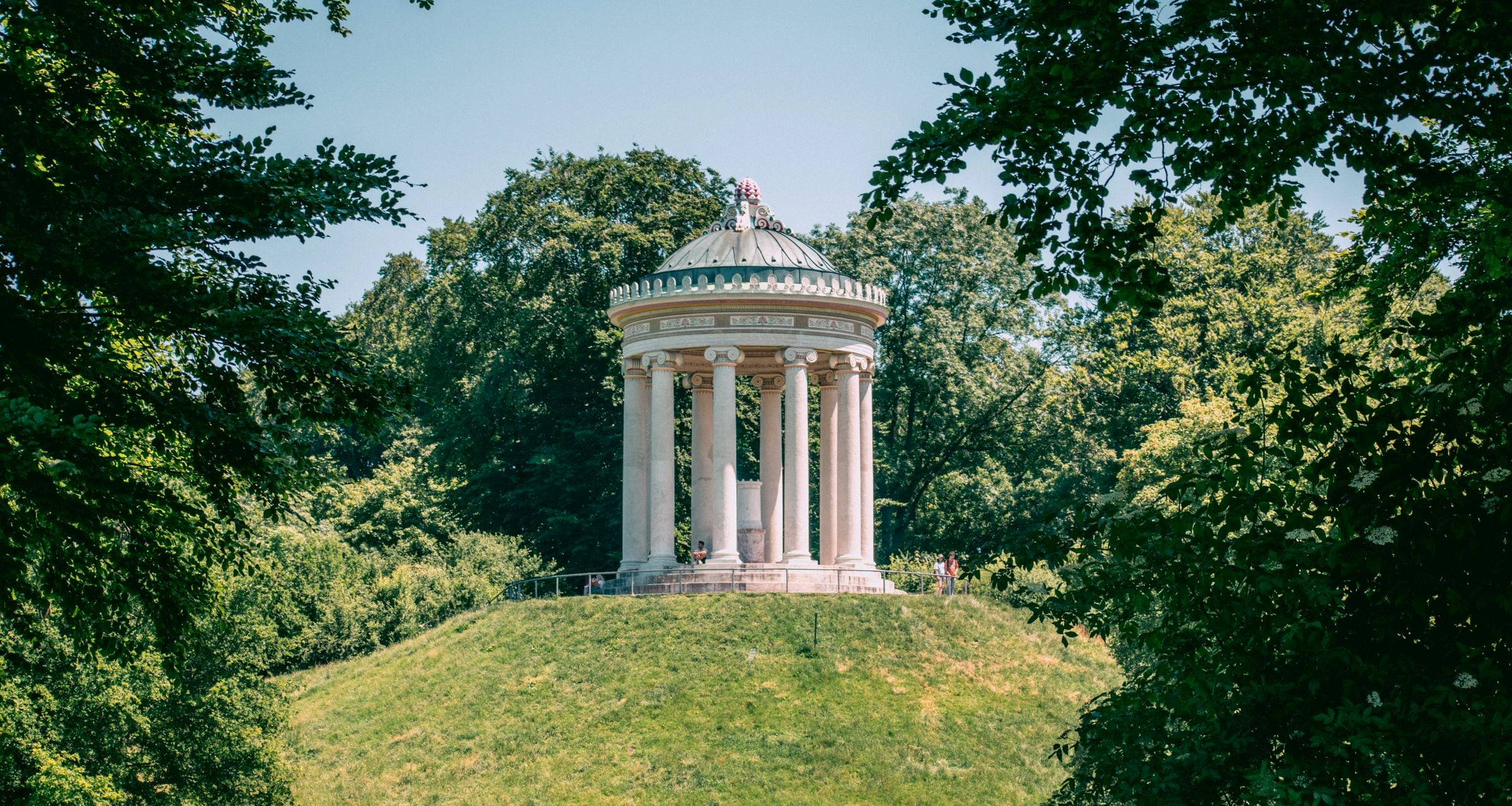 Monopteros und Parklandschaft im Englischen Garten in München