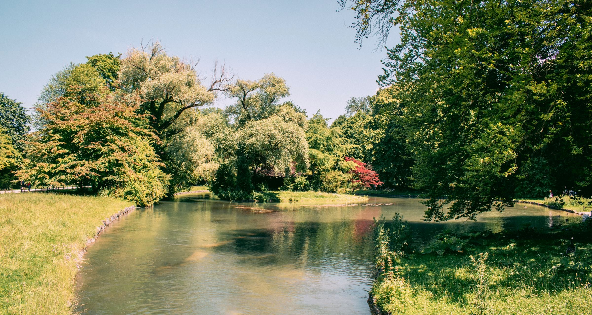 Flussufer und Parkstimmung als München-Outdoor-Motiv