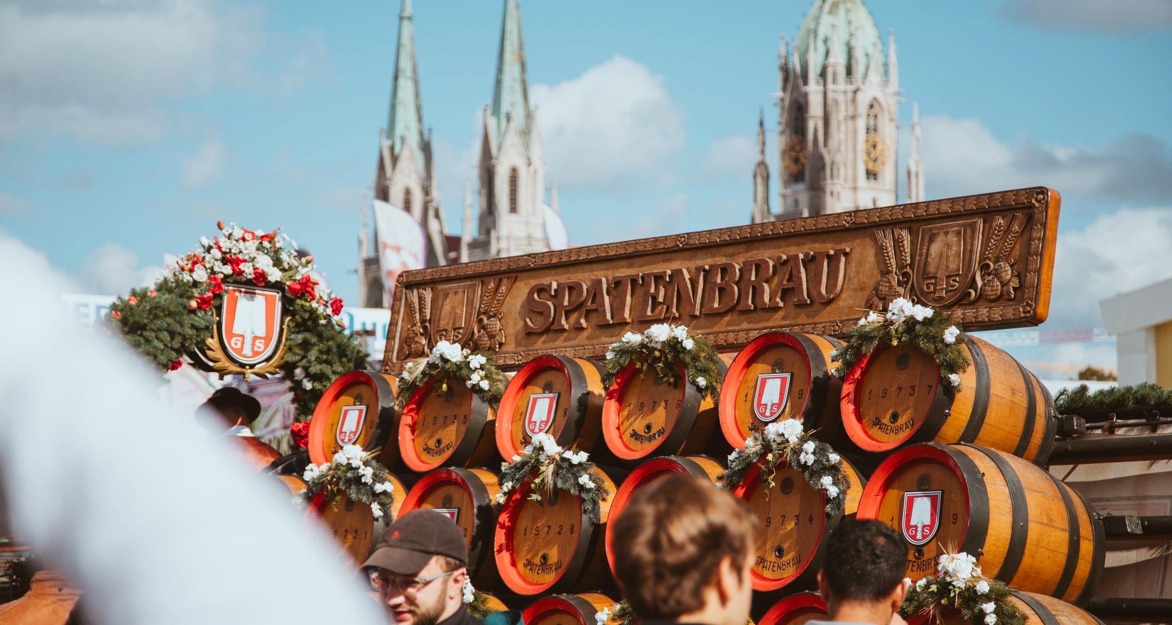 Oktoberfest-Stimmung in München mit festlichem Innenraum